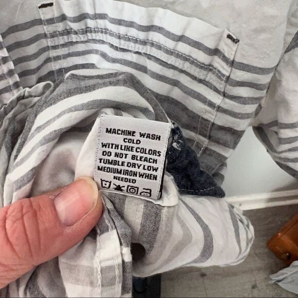 Free Planet Mens Medium Button Up Shirt with Gray & Blue Horizontal Stripes - Picture 6 of 7